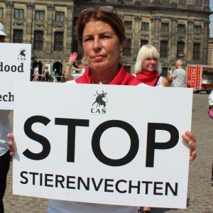 Protest tegen stierenrennen Pamplona in Amsterdam
